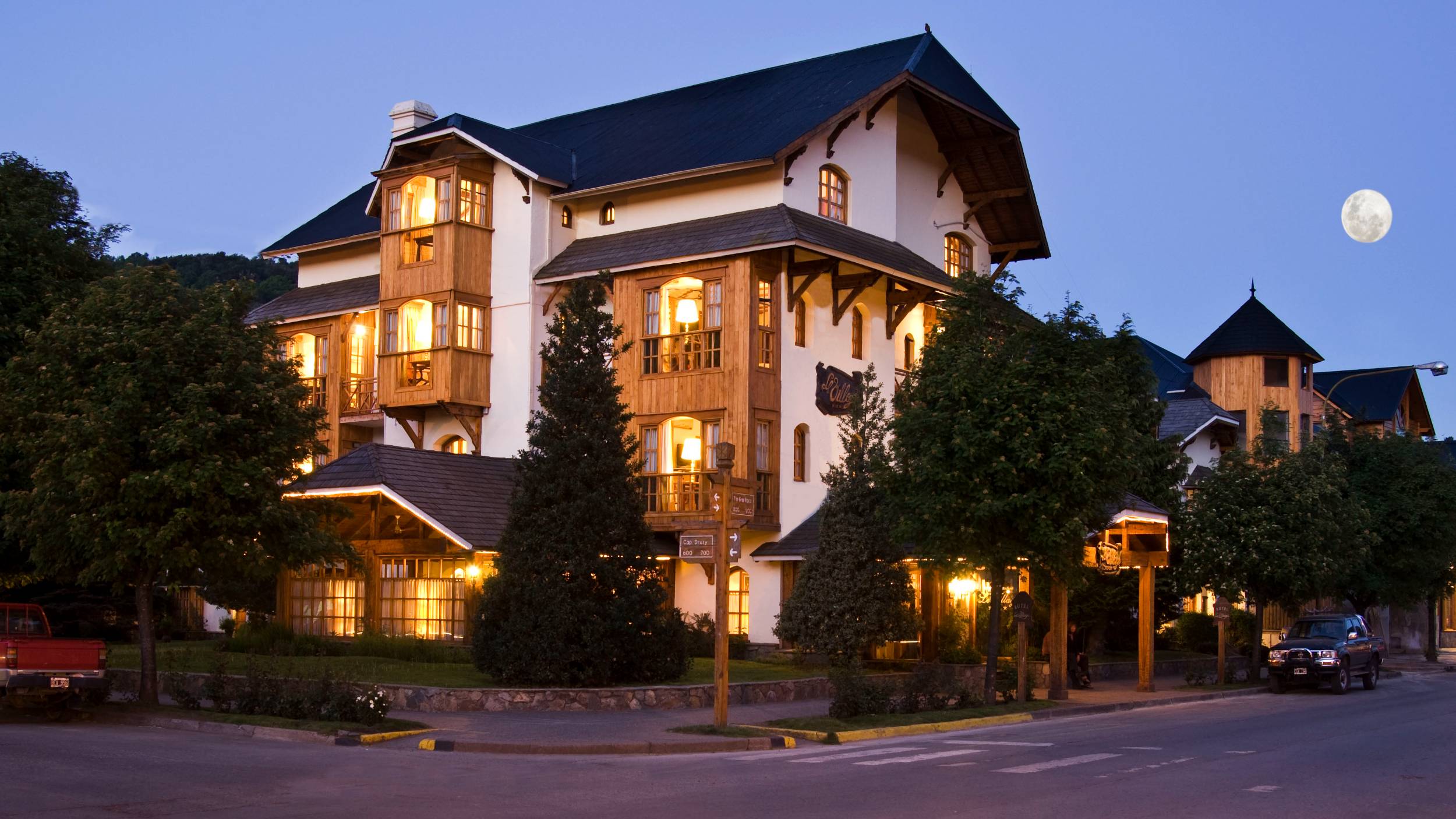 Le Village Hotel